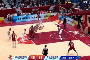 就这么反超了！米奇抢断反击一马当先 大三步单臂滑翔暴扣！