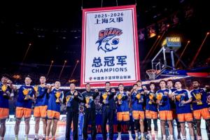 荣耀之夜!CBA揭幕战赛前 上海男篮获颁总冠军戒指💍+主场升旗
