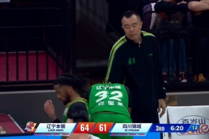 韩德君无奈了!克里斯三分钟3犯&三节仅4分钟犯满 上场刚被罚5万