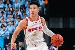 MVP不会打球了？贺希宁半场4中0未得分仅拿3板2助 正负值-25