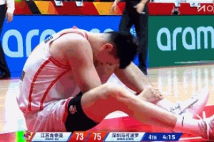 看起来不太好!李慕豪上篮不中落地受伤 捂着小腿下场