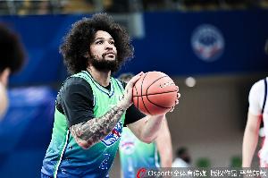 苦苦支撑!戴申·尼克斯半场6中3拿全队最高10分 正负值-11