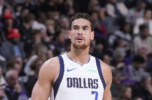🥹12年独行侠生涯落幕!Shams:独行侠裁掉老将中锋鲍威尔!