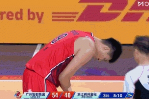 本来就戴护腕!徐昕篮下被对手切到手腕 痛苦被换下场