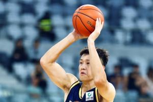 效率很高!周鹏4投3中&三分2中1得到7分3板1助1帽