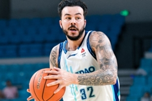 下半场被针对了！约克上半场6记三分砍20分 全场7记三分砍28分