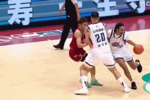 上来很有气势！达卡里·约翰逊摁帽班顿后 强突陶汉林上篮2+1！