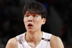 苦苦等待一场!杨瀚森望眼欲穿 本场未获得登场机会
