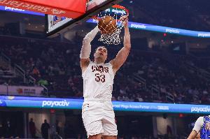低位单打是亮点!海佐尼亚13中5得10分3板2助2断 三分失准5中0