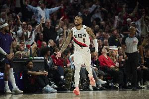 手感不算好!利拉德半场10中3拿到8分2板1助 2次失误
